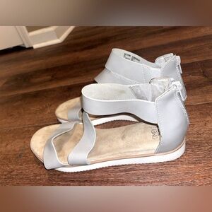 Women’s size 9 flatbed sandal.